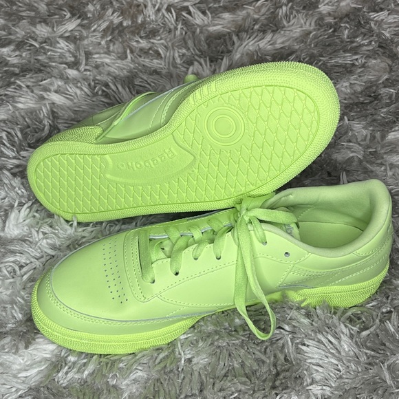 Limited Edition Aritzia x Reebok Lime green sneakers - Picture 4 of 4